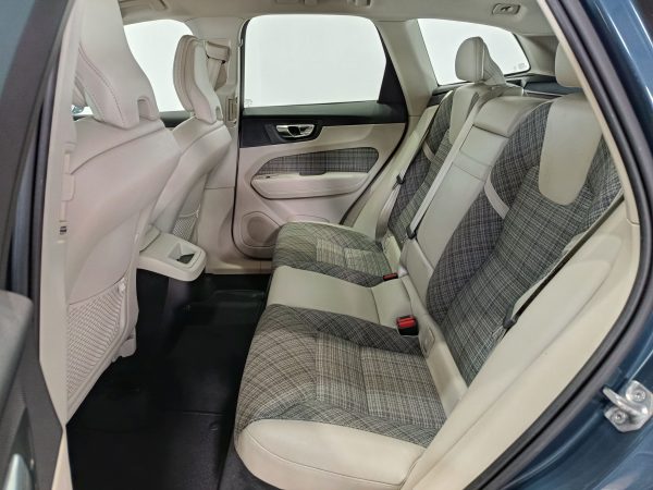 VOLVO XC60 MOMENTUM 2.0 D3 150CV 2WD S&S MT6 - Image 11