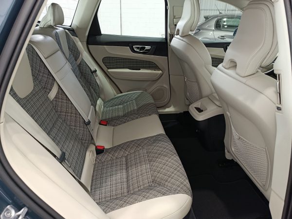 VOLVO XC60 MOMENTUM 2.0 D3 150CV 2WD S&S MT6 - Image 14