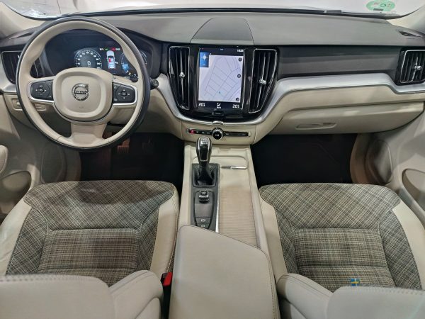VOLVO XC60 MOMENTUM 2.0 D3 150CV 2WD S&S MT6 - Image 17