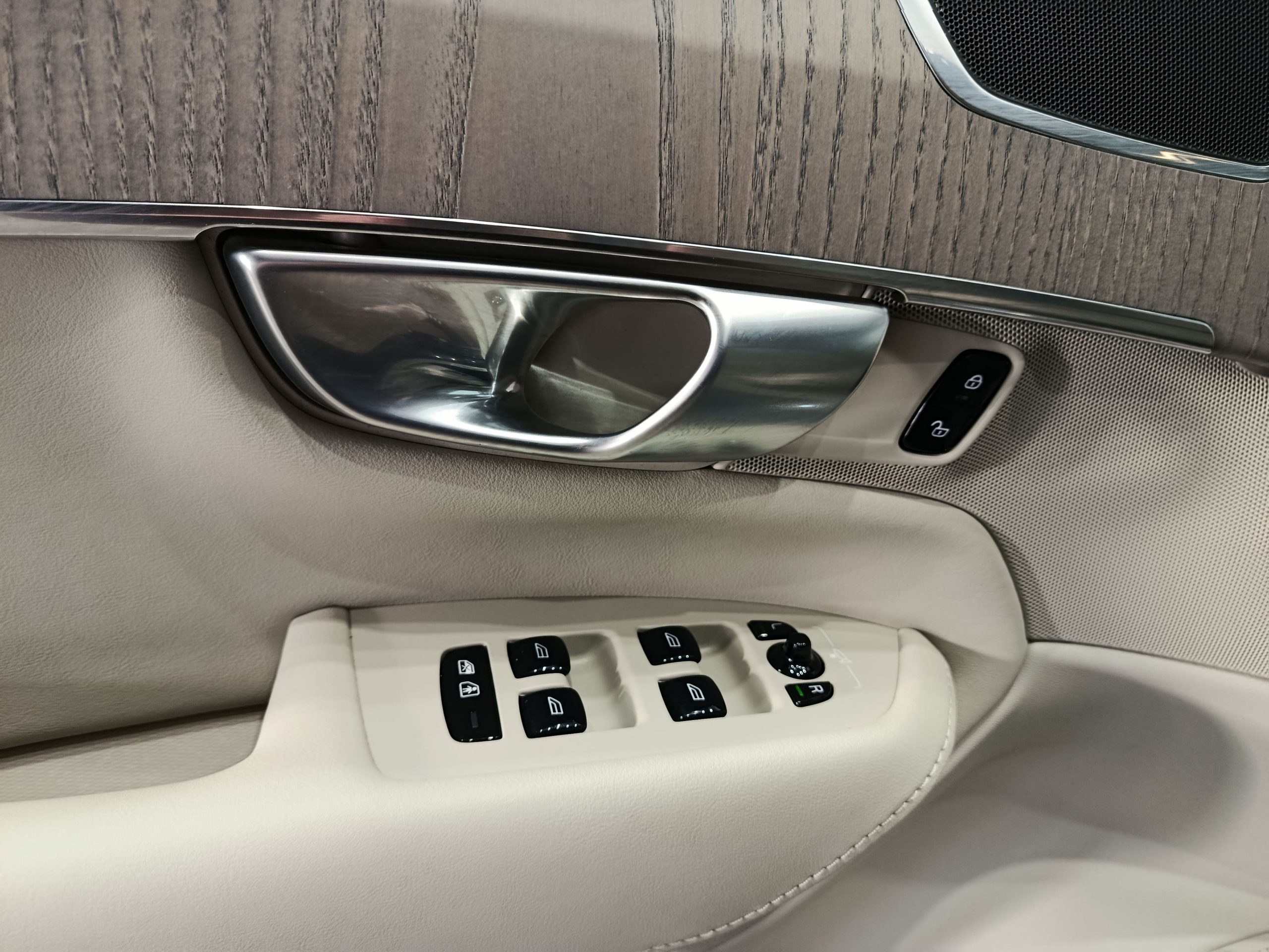 VOLVO XC90 B5 2.0MHEV PLUS BRIGHT AWD AUT 235cv 7PAX - Imagen 26