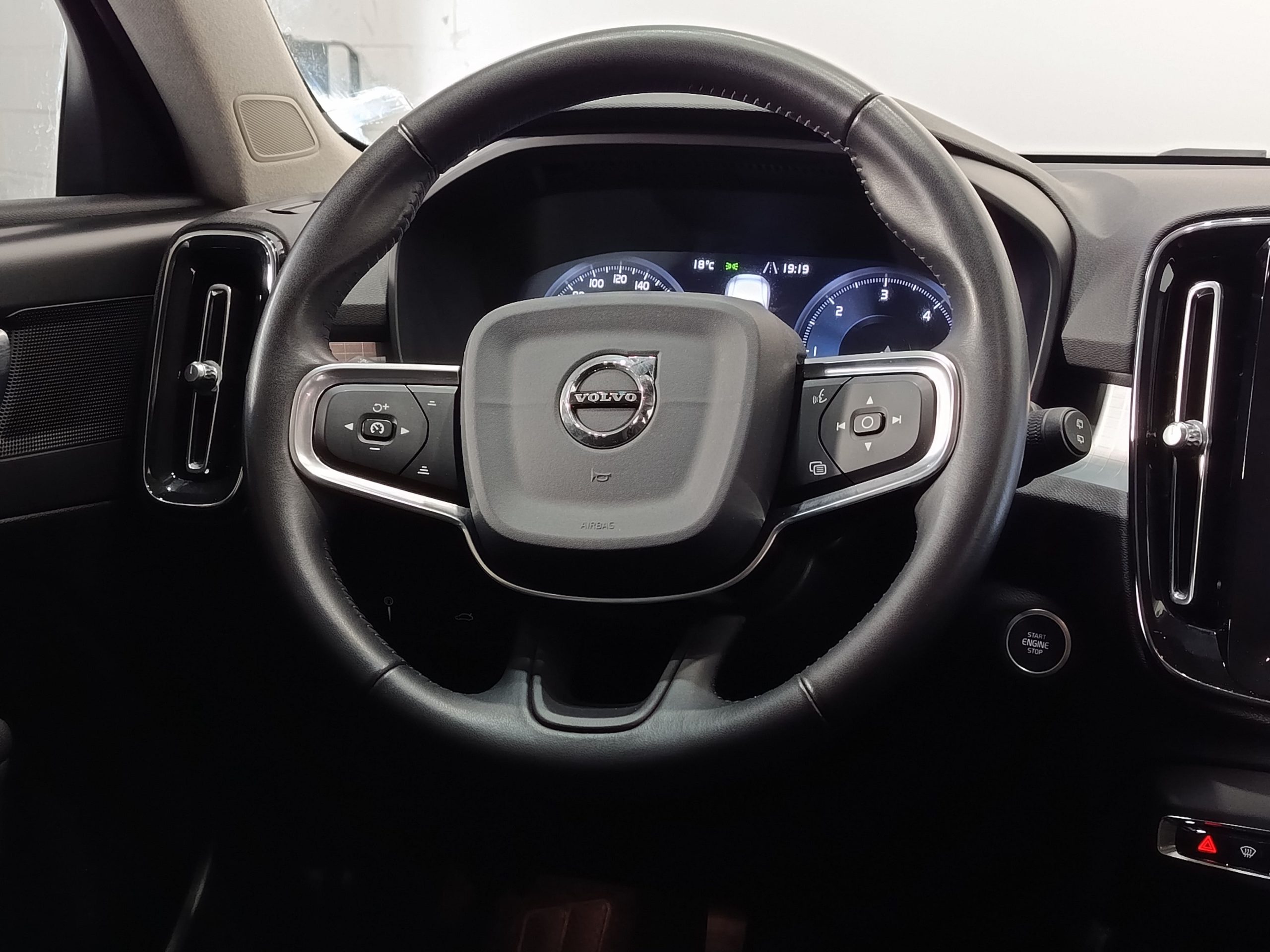 VOLVO XC40 D3 MOMENTUM 150CV - Imagen 17
