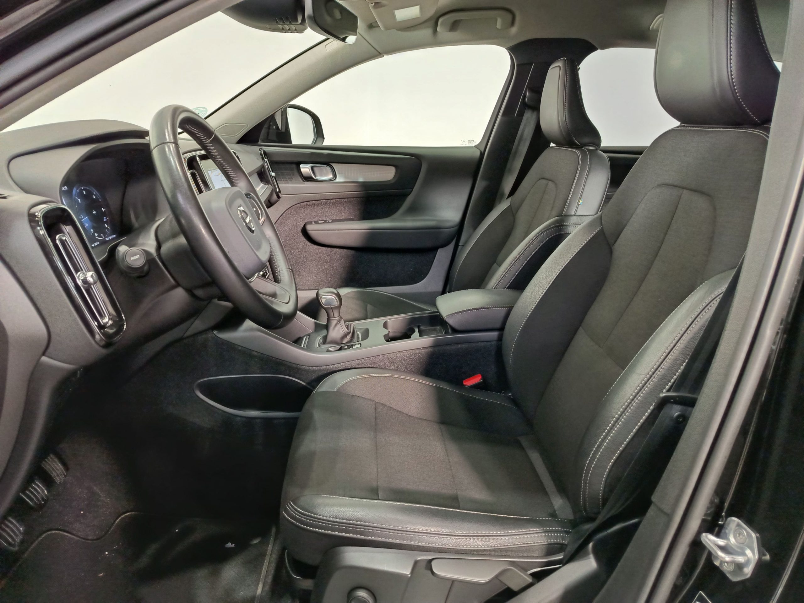 VOLVO XC40 D3 MOMENTUM 150CV - Imagen 8