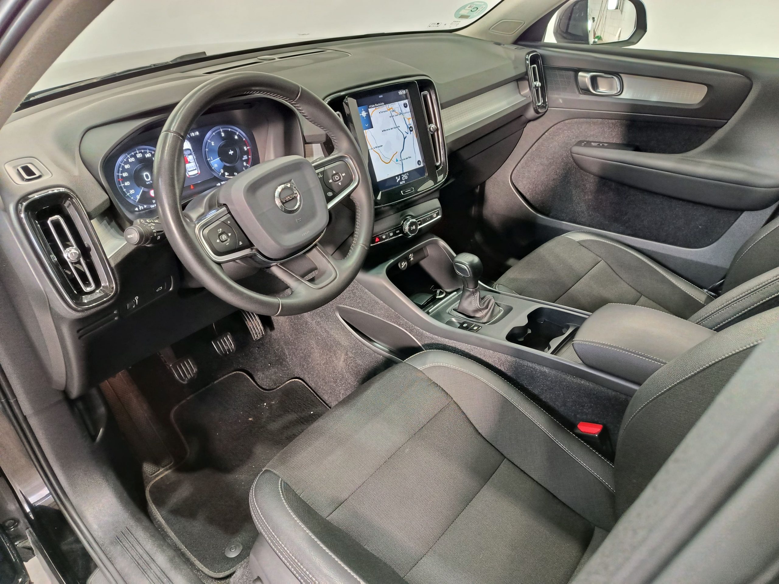 VOLVO XC40 D3 MOMENTUM 150CV - Imagen 9