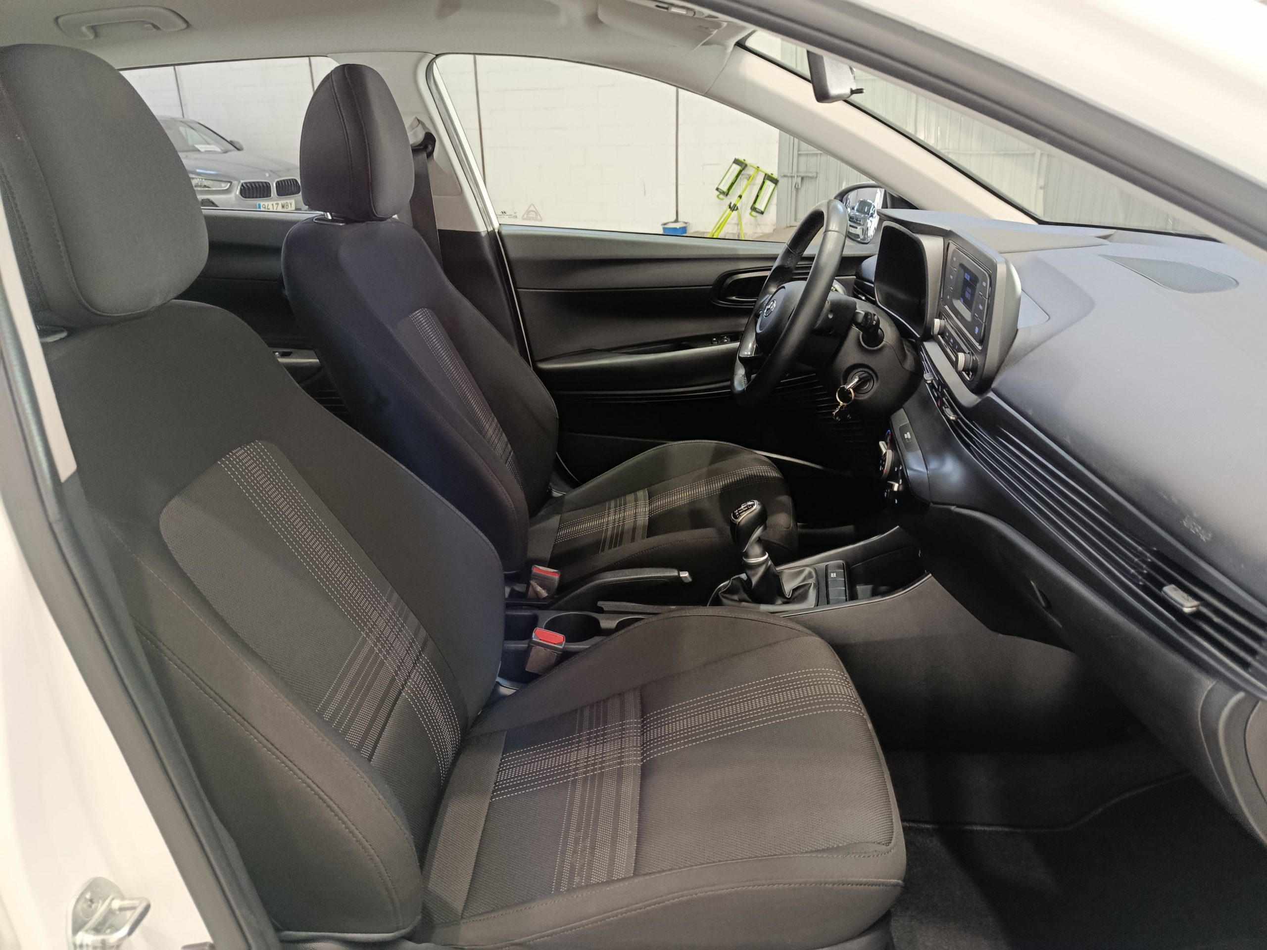 HYUNDAI i20 1.0T-GDI 100CV ESSENCE 48V S&S MT6 - Imagen 13