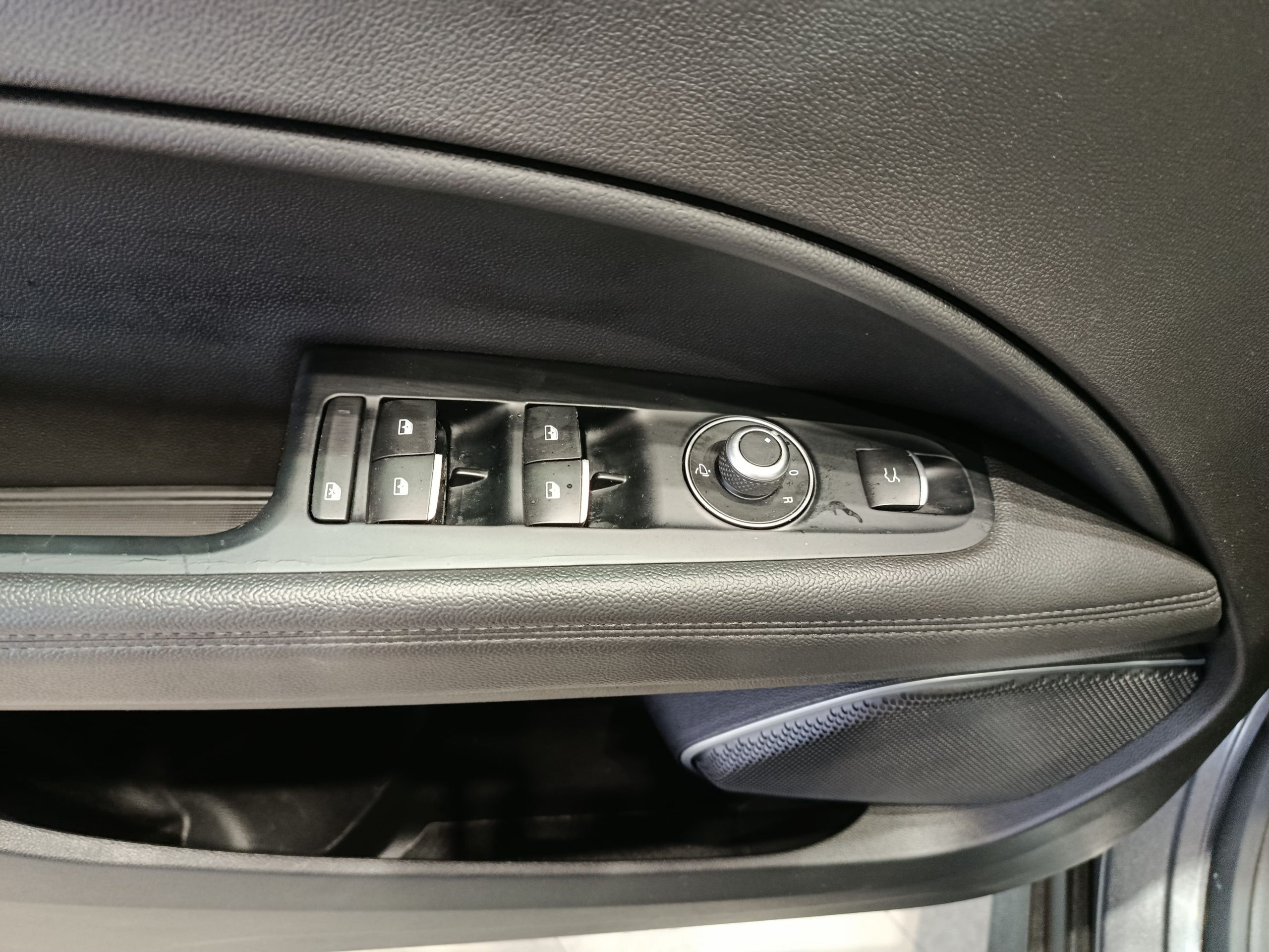 ALFA ROMERO 2.2 EXECUTIVE AT8 Q4 210CV - Imagen 26