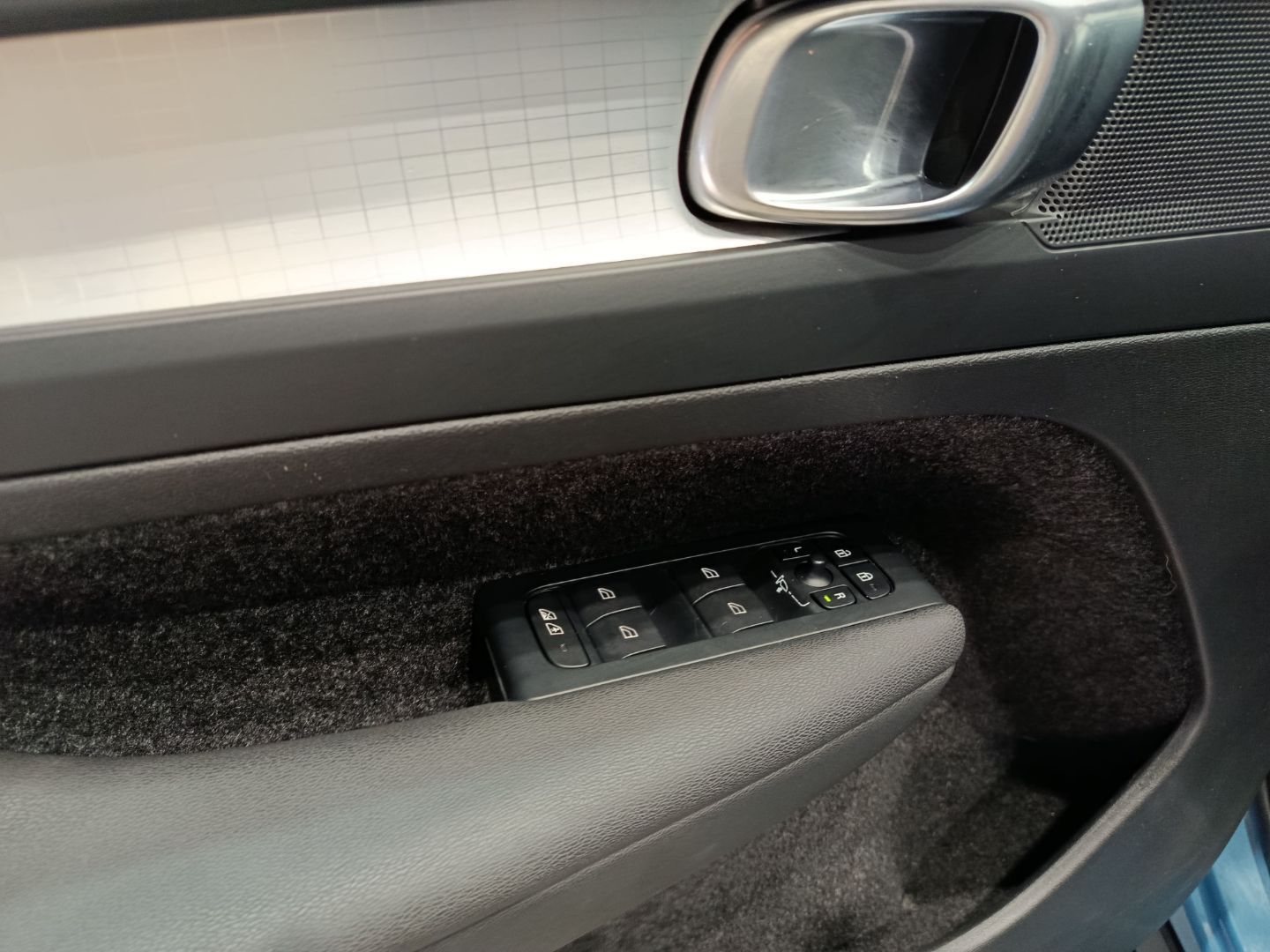 VOLVO XC40 HYBRID CORE 2.0 B3 163cv AT - Imagen 19