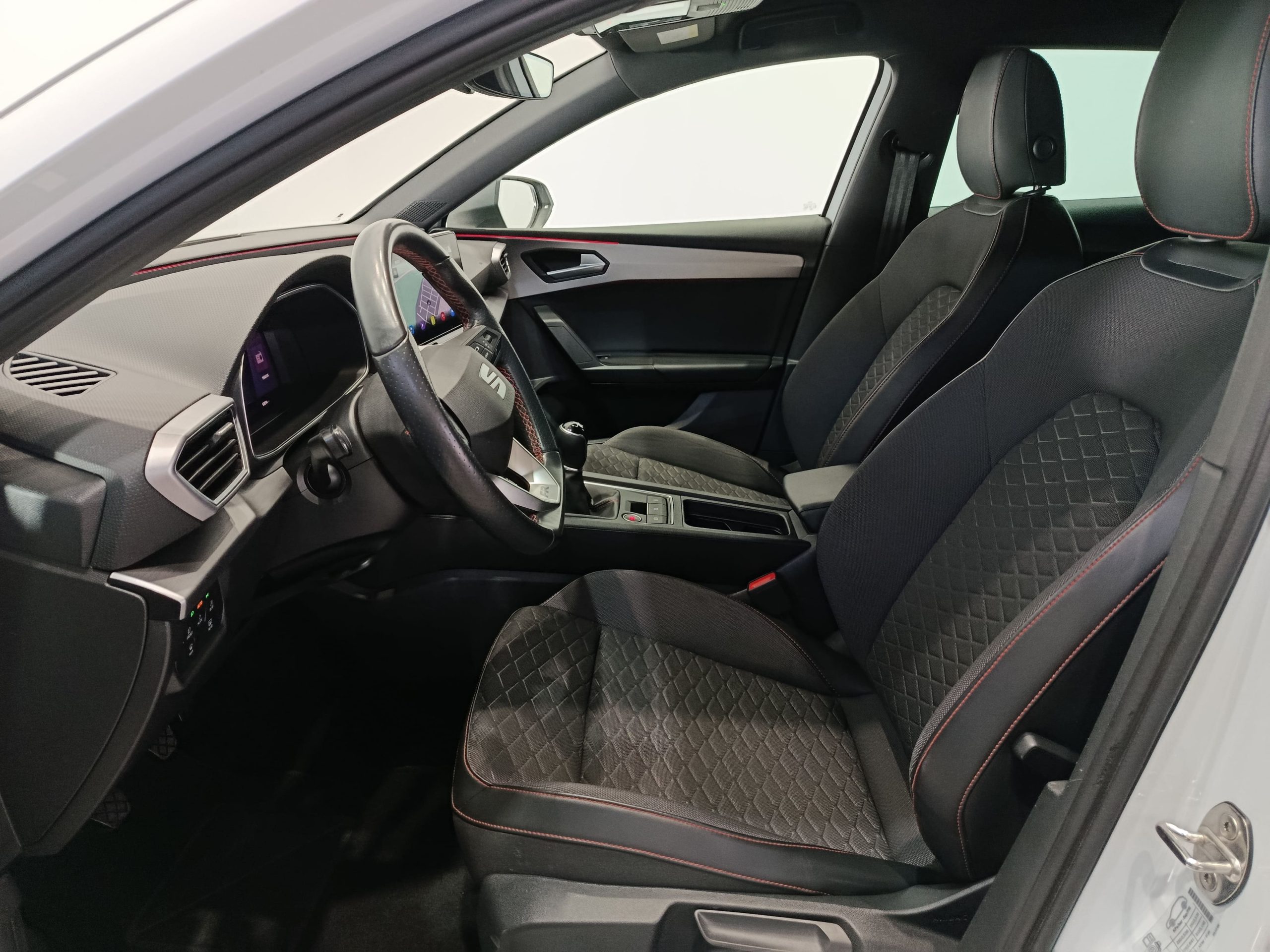 SEAT LEON FR 25 ANIVERSARIO 1.0TSI 110CV S&S MT6 - Imagen 8